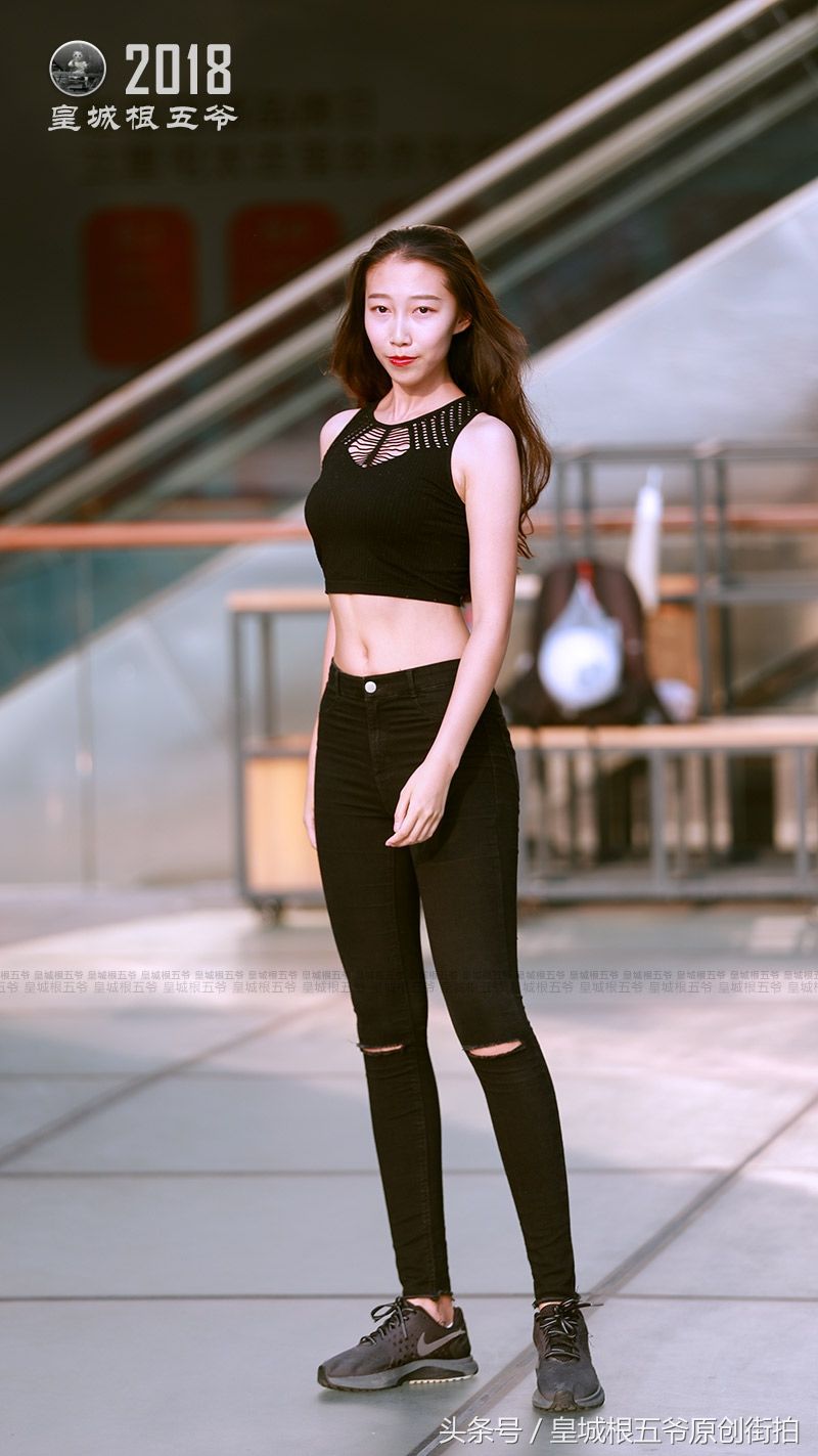 街拍:三里屯的时髦女孩真是数不胜数，她们长得美又超会穿衣