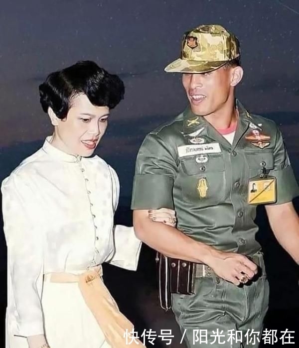  「不见」67岁泰国国王看望灾民，妇女们跪地欢呼，全程不见王后身影