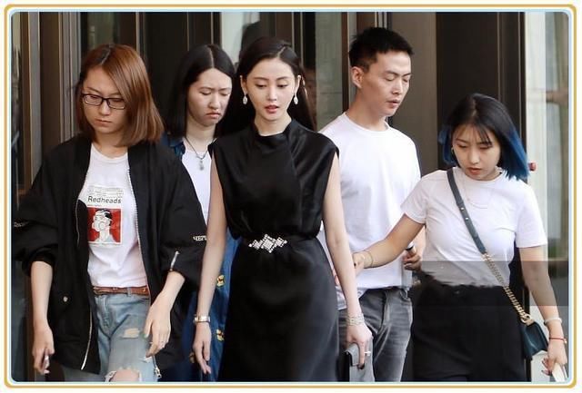 张天爱一袭黑色长裙华丽现身，却被助理紧身T抢镜，网友：尴尬不