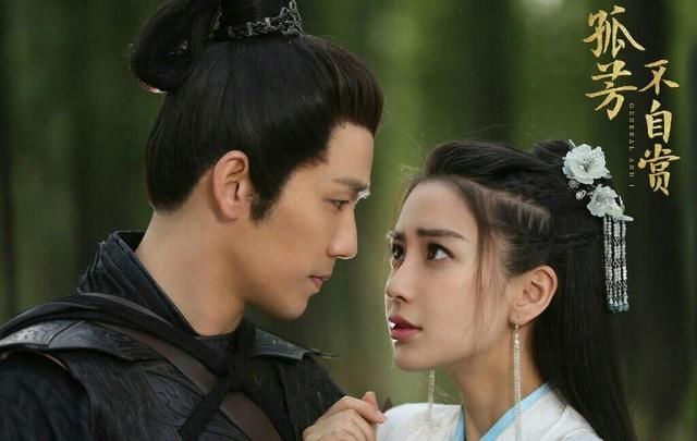 杨颖辟谣查删路人手机，她为何频繁被黑？看完这几点就懂了