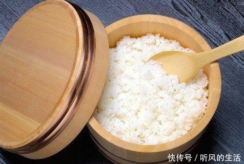 『脸上』脸上的黑头大家不要用手挤了,一定要学会这些黑头就慢慢消失了