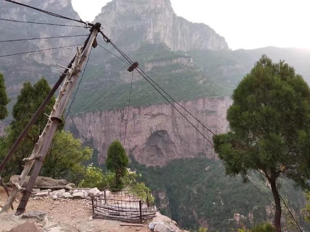 太行山悬崖上这个山村，至今仍然没有通公路，想上山只能步行