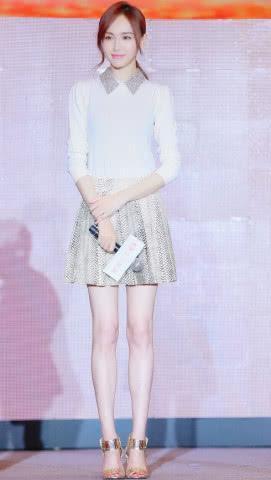 唐嫣豁出去了！穿着一双镶满钉子的“铁鞋”，走路抬得动脚？