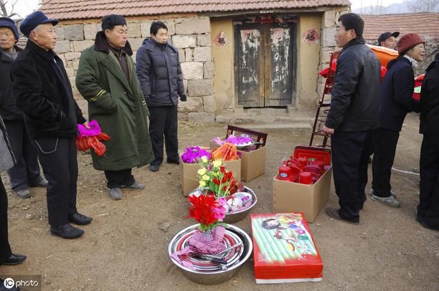 农村怪象！辍学打工者娶妻生子，而高学历的学生在农村却被剩下？