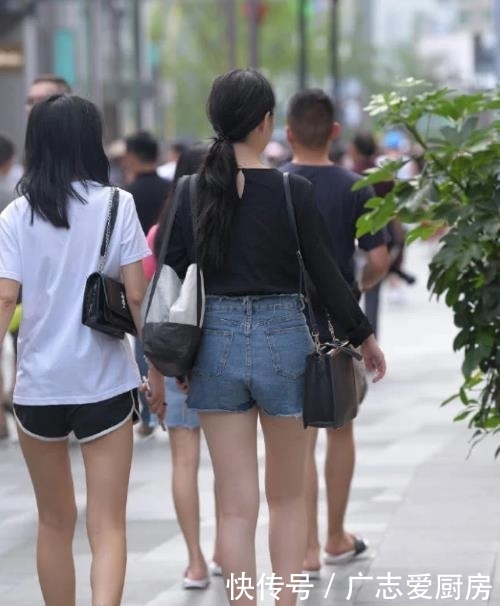  『美女』街拍美女：雪纺配牛仔，不仅不失个性，还能彰显出简约大方的气息