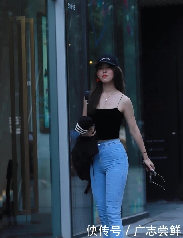  【喜欢】路人街拍：喜欢穿热裤的美女，身材都不差！