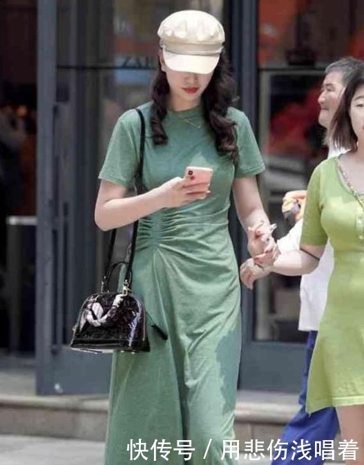 『美女』街拍:冰肌玉肤的美女,一件黑色背心配黑色短裤,时尚女性魅力范