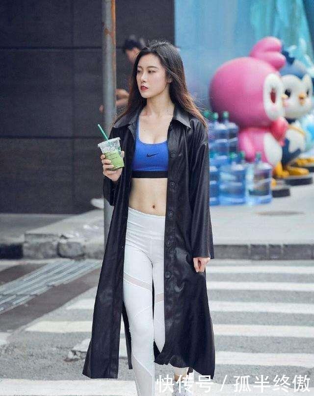  『柔美』小姐姐千鸟格纹的短裙，搭配一件粉红色的T恤，显得很柔美