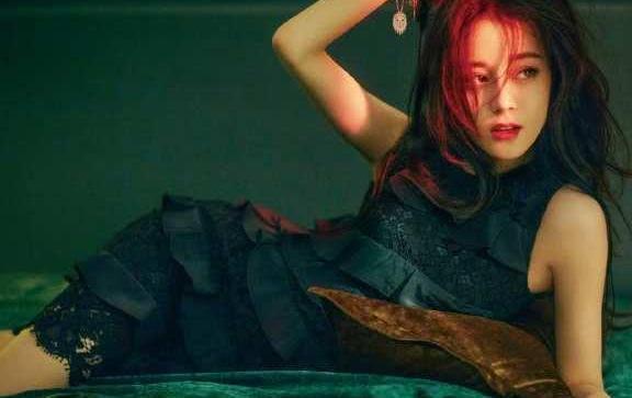 印出“三角区”，迪丽热巴穿镂空裙