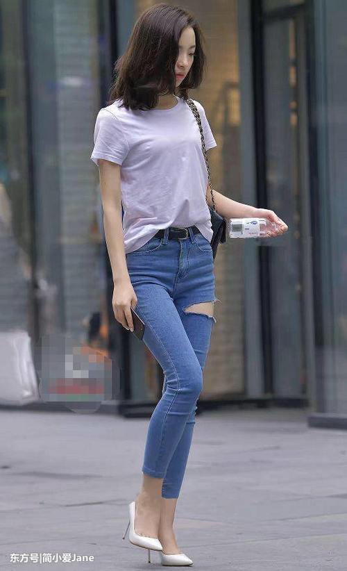街拍：牛仔裤美女，腿部线条很流畅，真是妙不可言的好身材！