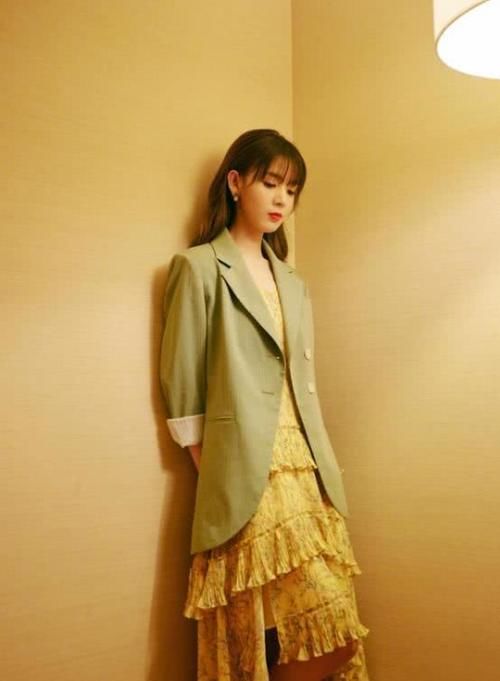  『女人』真正见过世面的女人，春装都不搭配T恤，明星都是这样搭配的