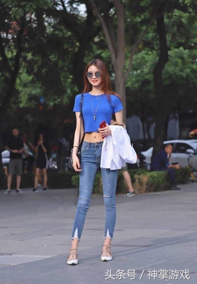 牛仔裤里的美腿是最吸引人注意力的诱惑，夏天穿起来清凉又性感