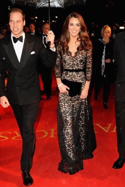 凯特王妃穿蕾丝裙:四肢纤细让人嫉妒,图4后背暴露“小心机”!