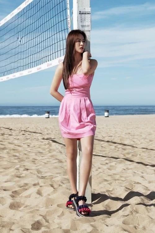 不少@宋慧乔拍夏日写真大片，秀长腿少女感十足，38岁的她美腻了