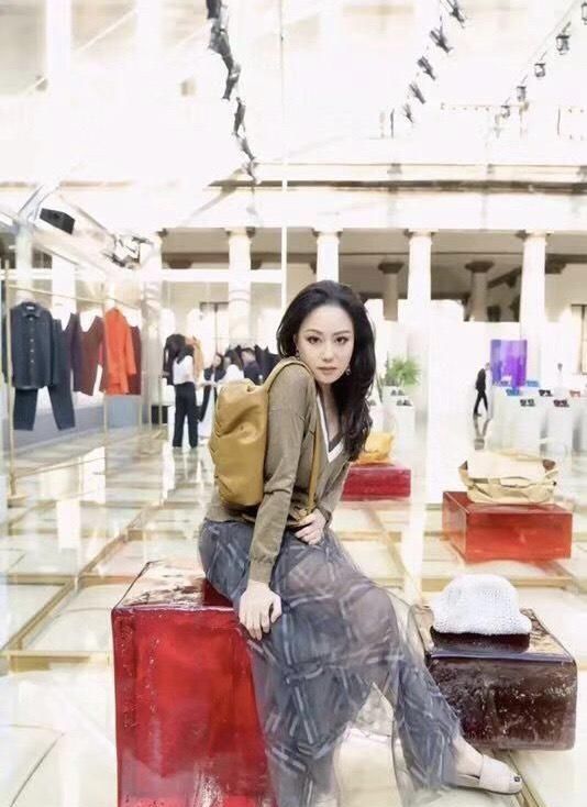  「凹凸」章小蕙真的太美了，针织衫搭配半身裙身材凹凸有致，精致又时髦