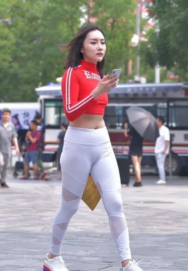 「 轻松」可以轻松修饰出漂亮的身姿，街拍：简洁的版型完全的不挑身材