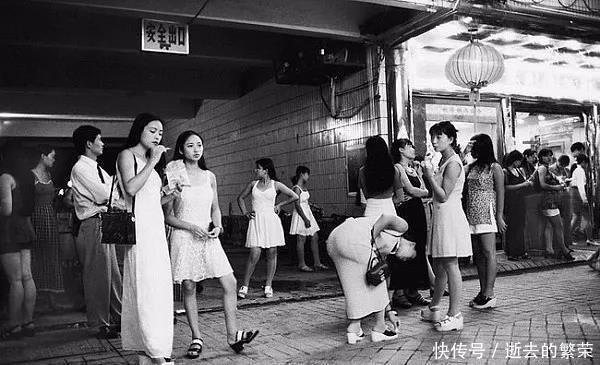  街头|90年代深圳老照片： 经济发展迅速, 街头随处可见大哥大和