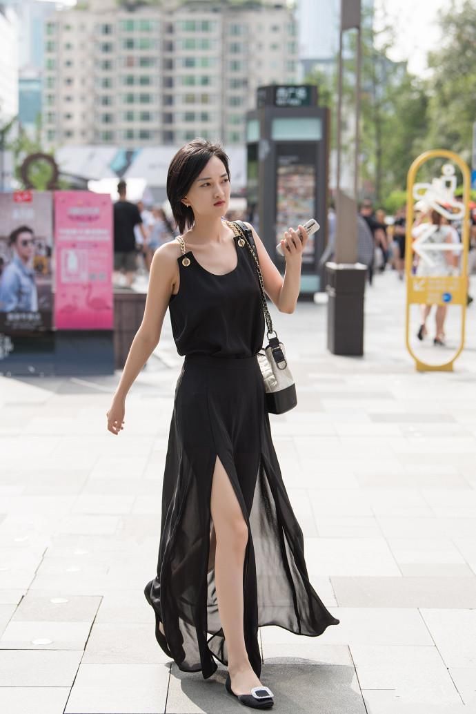 街拍:微胖美女展现出傲人的身材,一眼就能让人心跳加速