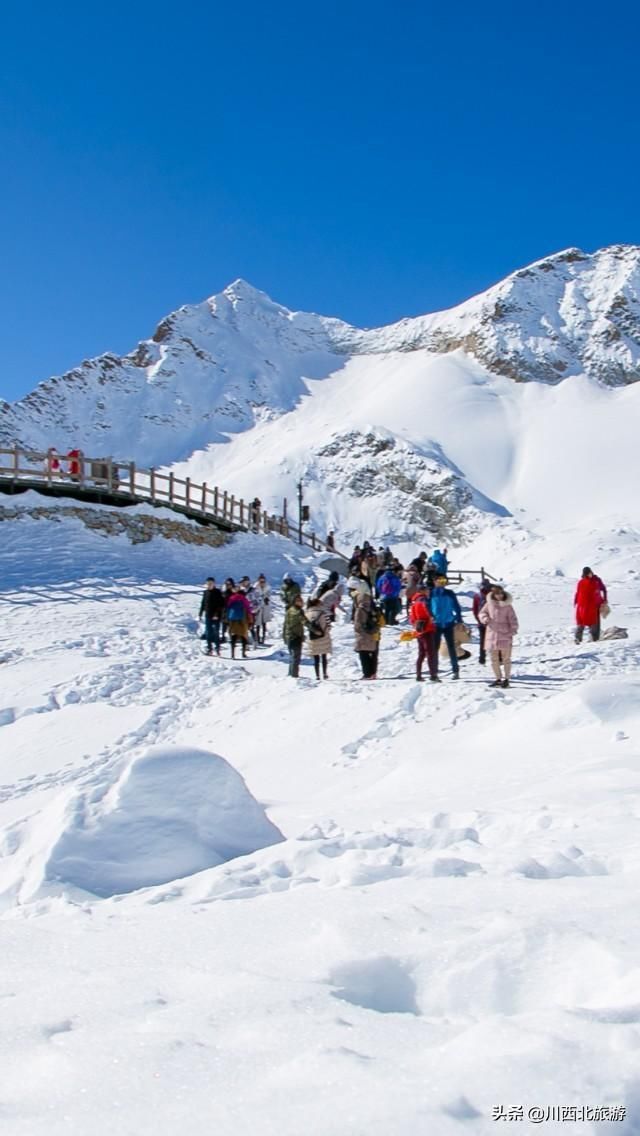 成都 周末自驾打卡达古冰川，旅行团 享受温暖阳光和超美雪景