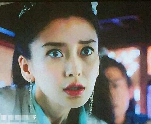 戚薇巴黎时装周看秀，三白眼比ab明显，没戴大美瞳有点认不出来！