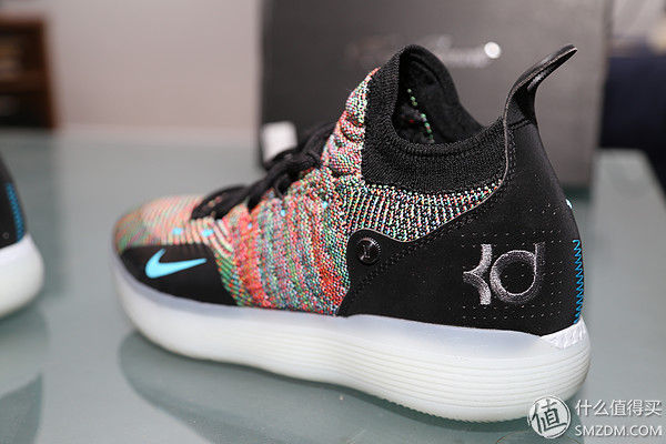 新买的东西 篇一:KD11骚彩色伪开箱，拍出来比实际好看的鞋子