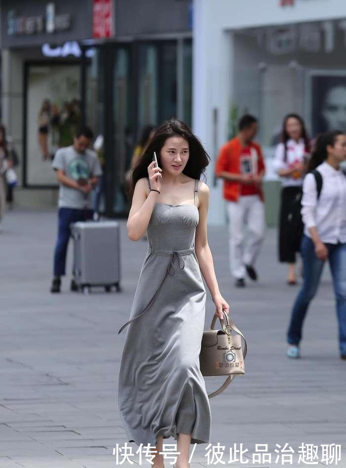 #尽显#少妇一袭长裙,眼神犀利,尽显干练利落