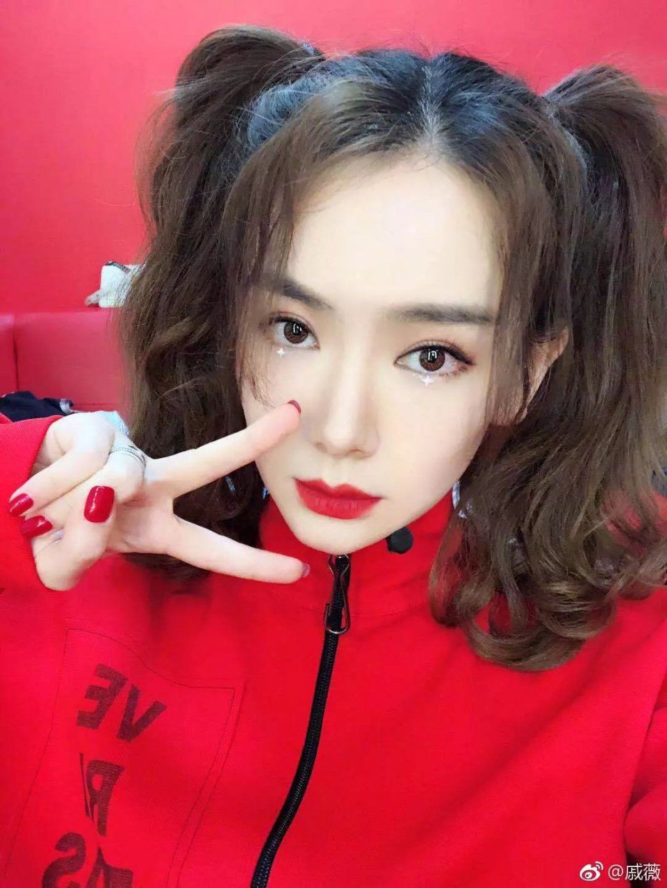 戚薇3岁女儿霸占热搜，化身新晋美妆博主，承认吧你还没一个孩子