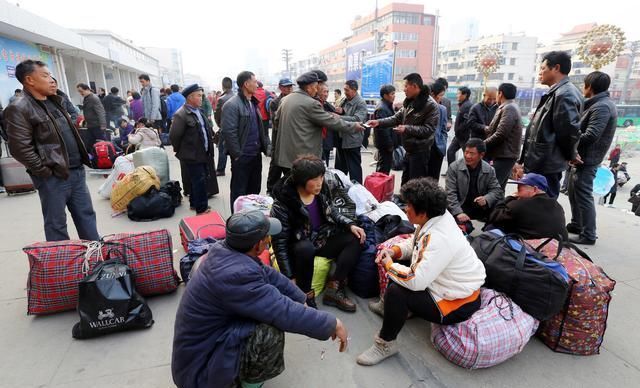 正月十五刚过，村庄里的年轻人都外出了，老农：这年过得不咋滴