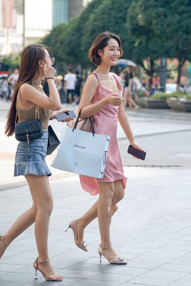 街拍：高跟鞋加短裙，美女一双纤细的大长腿看呆路人