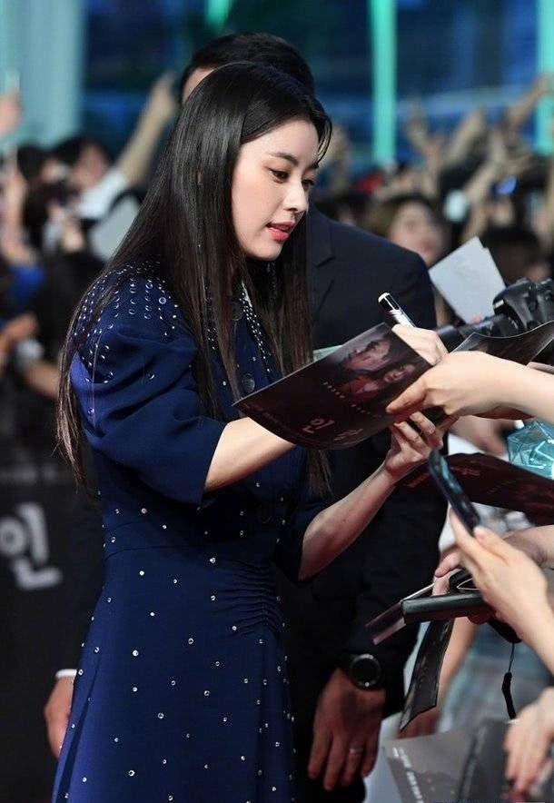 31岁韩孝周撞衫21岁张雪迎，同穿铆钉连衣裙，网友：张雪迎险胜