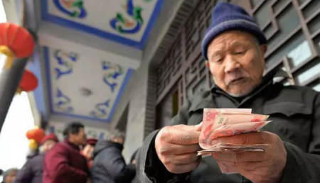  #养老金#农村老人养老越来越难，养老金能涨到800吗？专家说出心