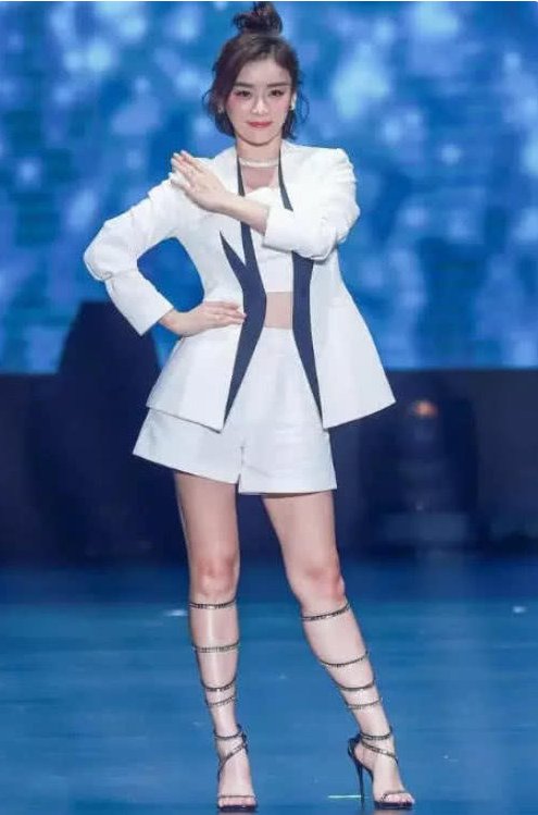 袁姗姗为了时尚够拼了，鞋带把小腿勒的直变形，真是豁出去了