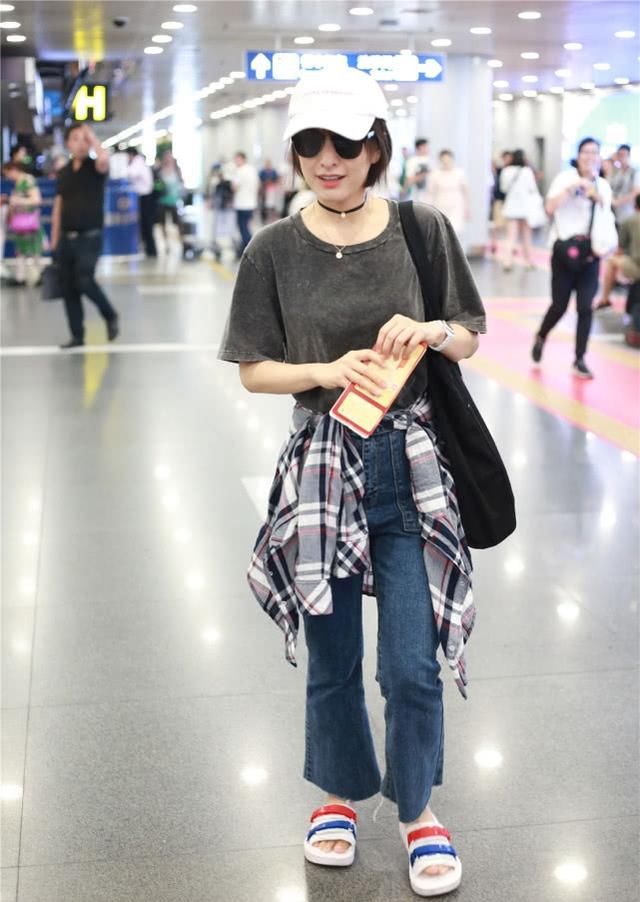 吴昕机场穿拖鞋，谢娜出席活动穿拖鞋，网友:明星的时尚看不懂!