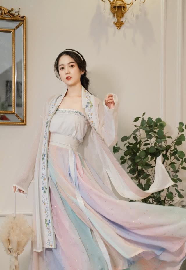 「简直」谁说彩虹色“烂大街”？这几款汉服下裙配色简直了，太惹眼了