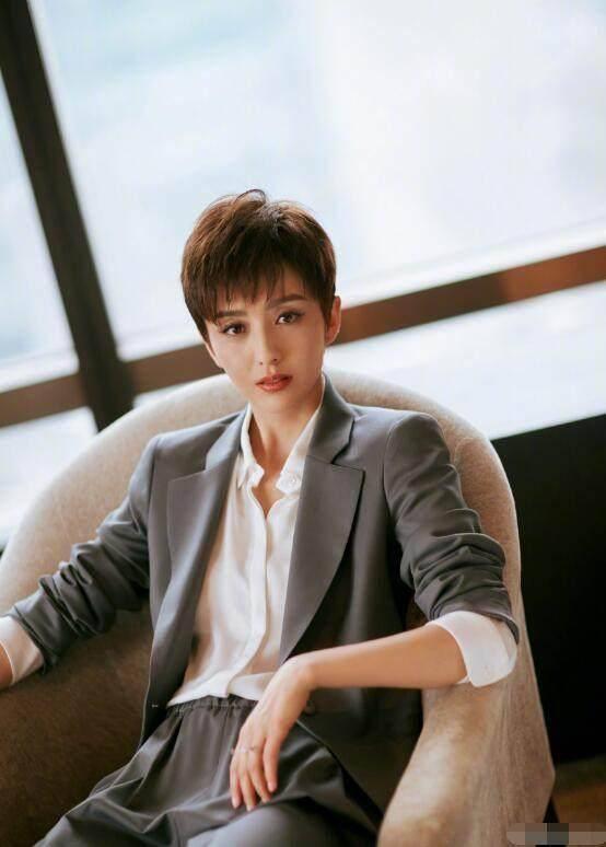 佟丽娅时尚装扮，清新脱俗、高贵典雅，非常有女王的气质！