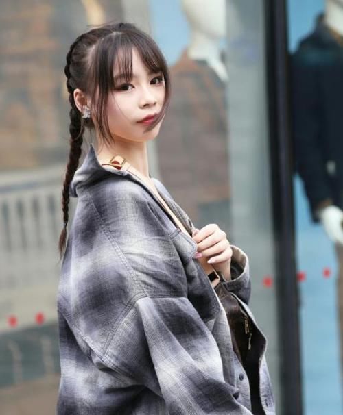  『搭配』街拍：倾城倾国的小姐姐，一条灰色的雪纺连衣裙，时尚清新靓丽