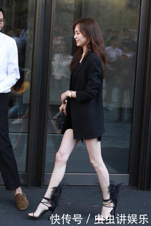 唐嫣穿黑色西装秀美腿，却被脚上的羽毛“恨天高”抢镜了！