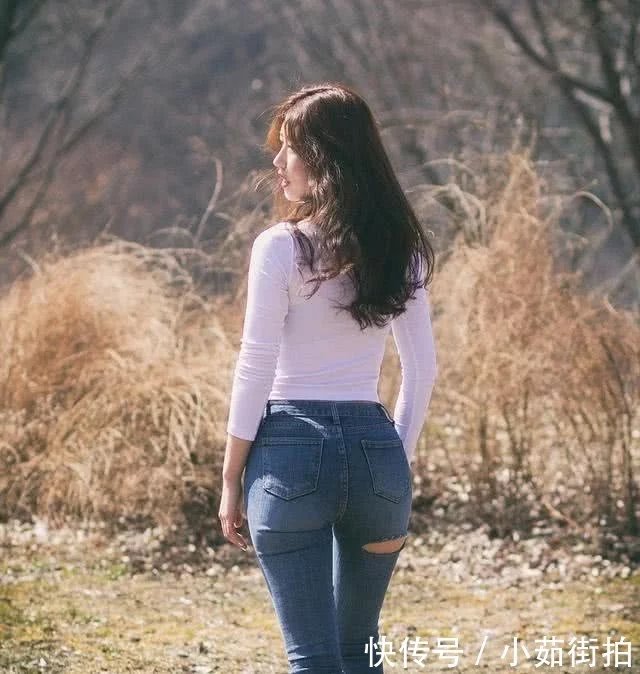 街拍:极致贴肤的穿搭,小姐姐破洞裤穿起来圆圆鼓鼓的