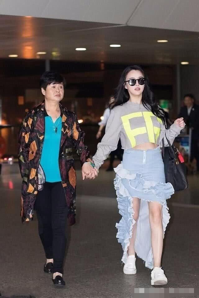 真服了冉莹颖!这牛仔裙被她穿的太紧了，这扣子都快崩开了吧?