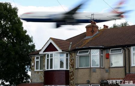  「飞过」房顶每天飞过1千架飞机，最低距离仅有10米，居民：快奔