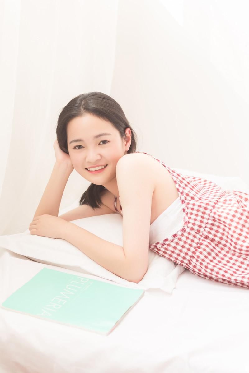 格子裙美女性感诱人床上写真图片