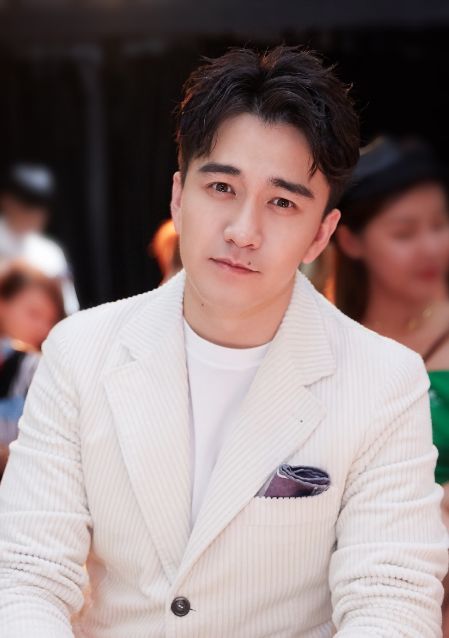 瞿天临不分青红皂白力挺黄晓明，扬言人肉网友，跪舔还是真感情？