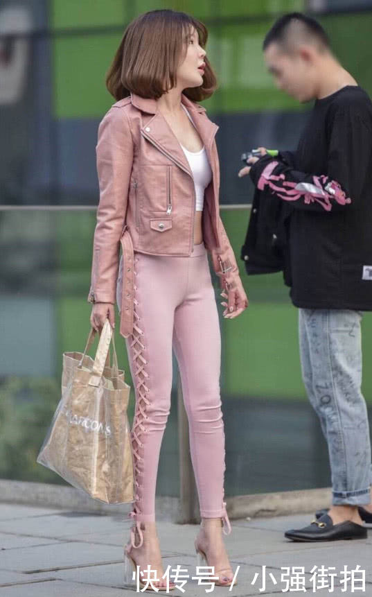 气质小姐姐一身粉色出街，小巧玲珑体型匀称标致的身材