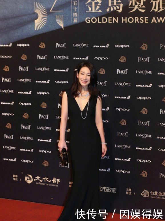  「成熟女性」秦海璐越老越敢穿，穿深v长裙大秀“括号臀”，身材比例真完美