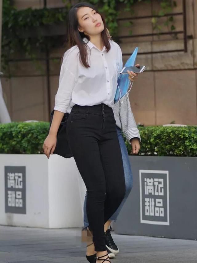  『感觉』比较宽松版白衬衣，紧身裤配搭高跟鞋子，事实上她很聪慧