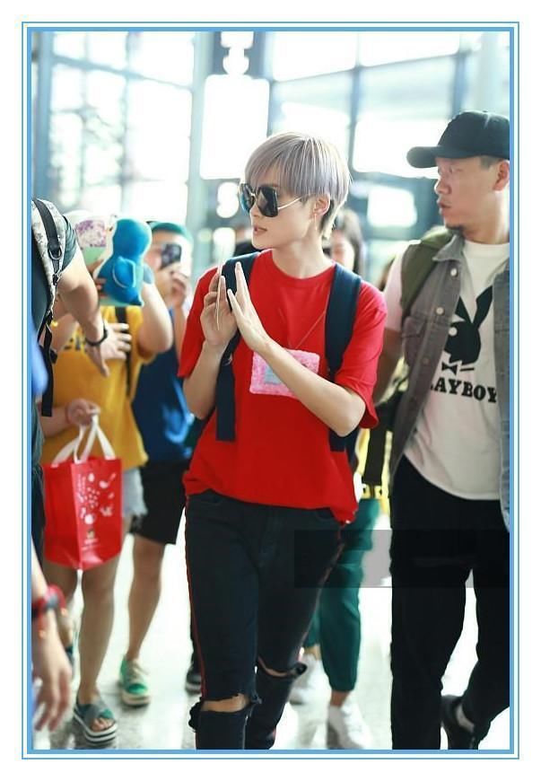 赵薇把别针戴耳环上算什么？李宇春直接别耳朵上，网友：太疯狂！