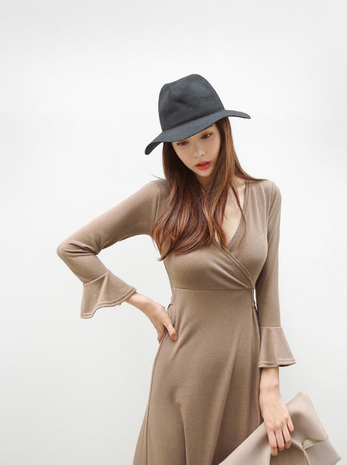 街拍: 小姐姐穿了件吊带背心，素颜更能显出青涩的小女人味!