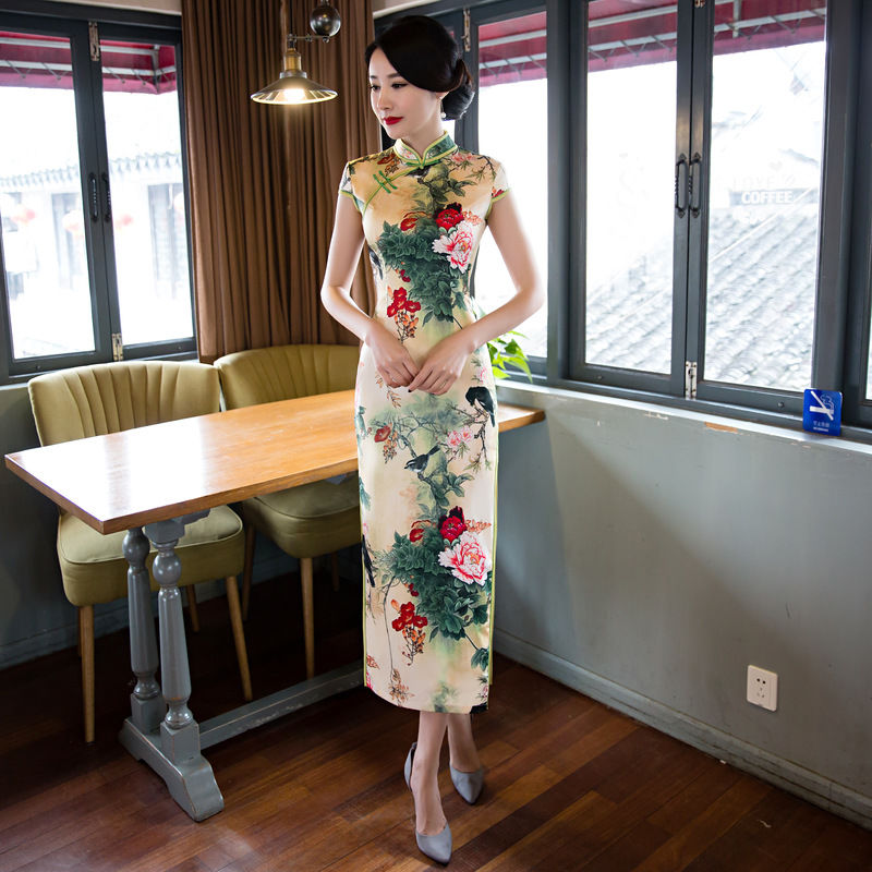 欧式丁字裤+国粹旗袍，看似不相容，搭配却完美无缺，性感十足