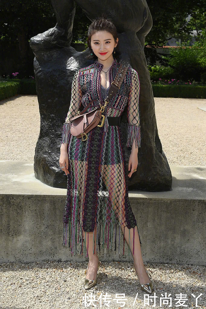 景甜再次惊艳众人！镂空裙内只穿了件裹胸，连气质都变高级了！