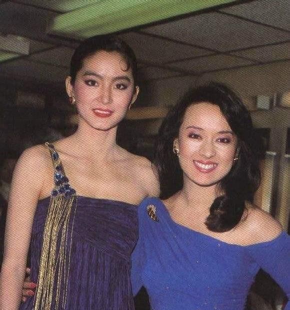  「合照」林青霞的穿搭，时髦了40年，网友：和胡因梦合照的那套，真不错